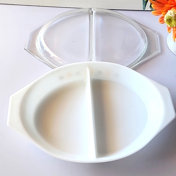 VTG. Pyrex, Town & Country Divided Covered Dish. - Picture 3 of 9